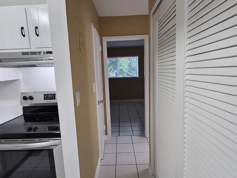 1150 NE 17th Ct — Photo 4