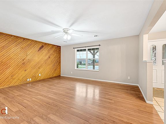 3rd image of 1001 Longview Dr