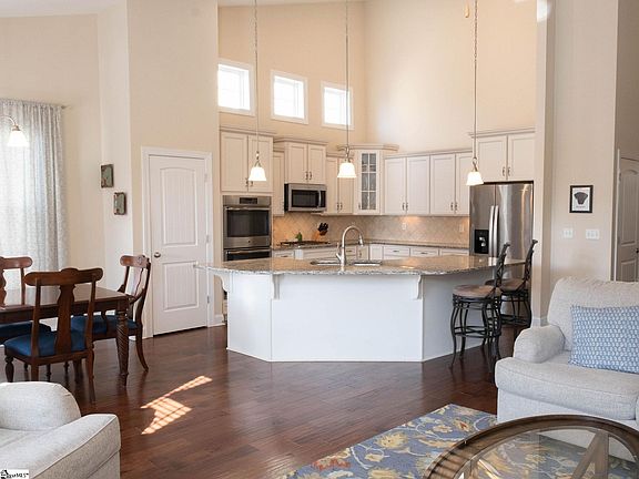 5th image of 232 Castlemaine Dr
