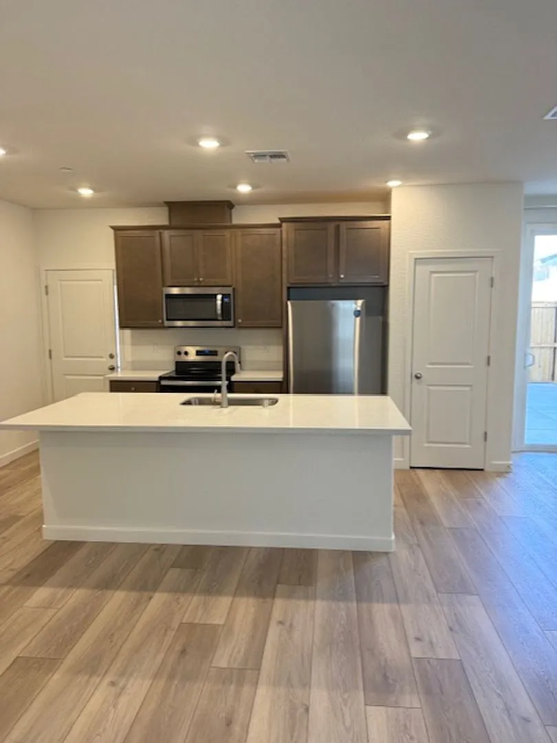 Spacious & Stylish 3-Bedroom Townhome Near Twelve Bridges — Photo 2