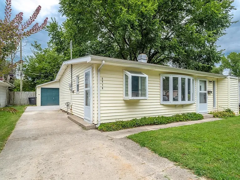 2516 Oxford St — Photo 2