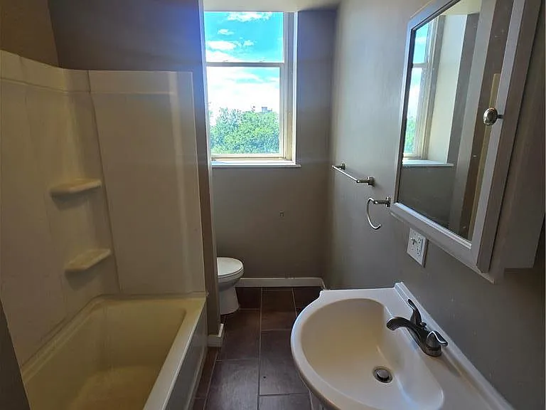 1402 W Liberty St #402 — Photo 5