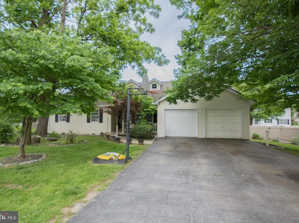 101 Dartmouth Ln, Falling Waters, WV 25419