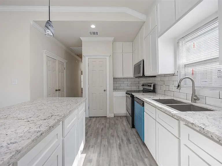 2708 Sam Wilson St — Photo 6