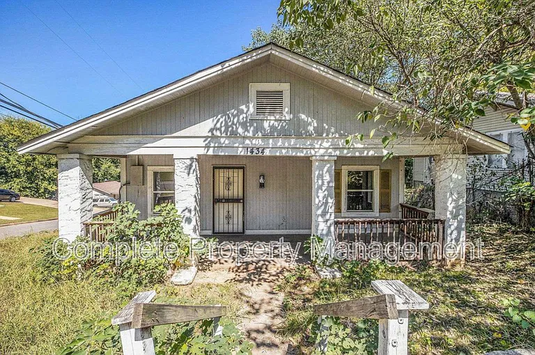 1434 Thomason Ave — Photo 1