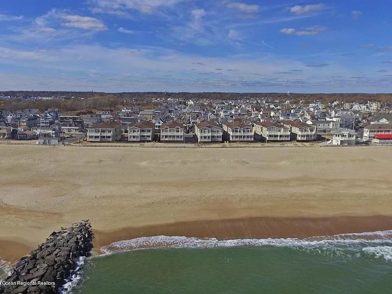 239 Beachfront #4 — Photo 2
