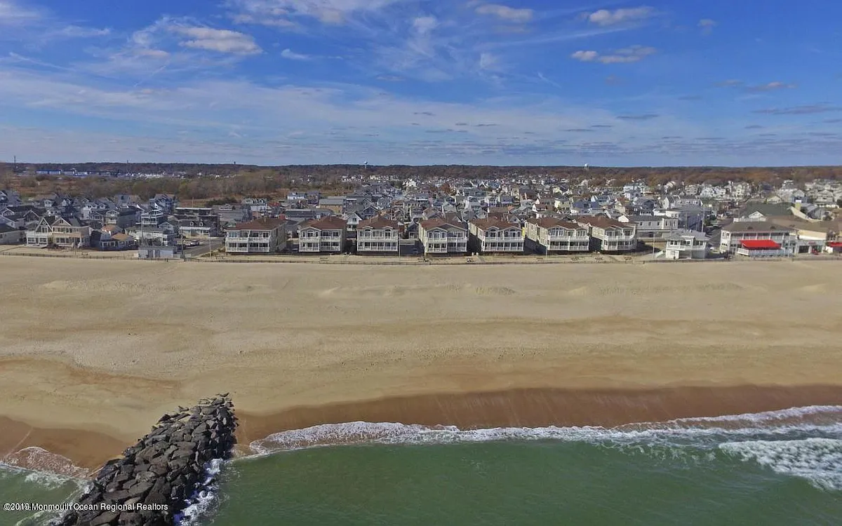 Building Photo - 239 Beachfront #4