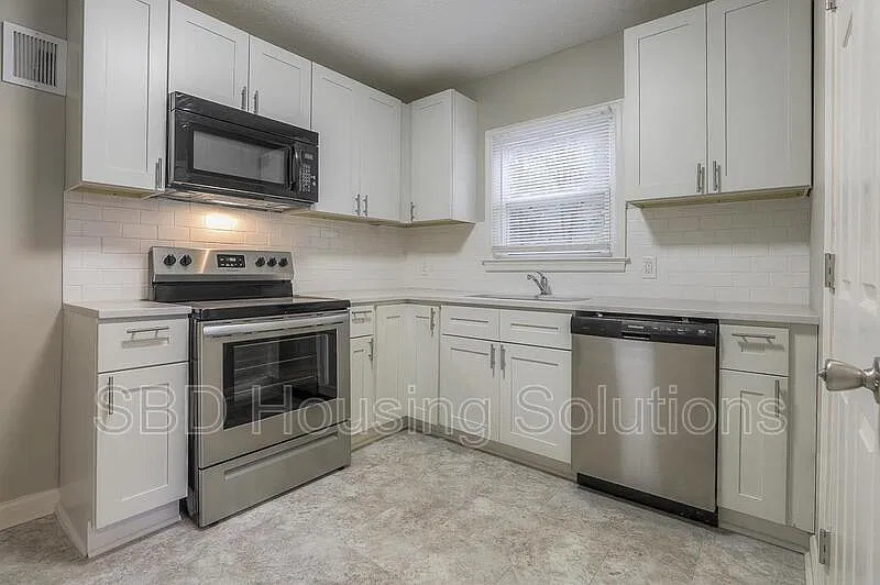 3 bed, 1.0 bath, $1,375 — Photo 3