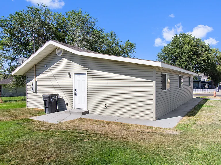 728 Walnut St — Photo 1