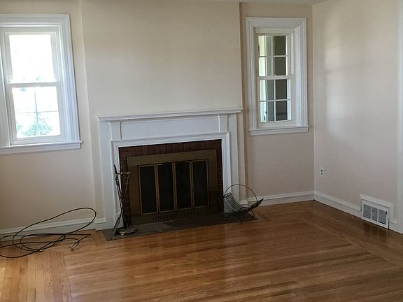 5th image of 19 Oak Hill Dr