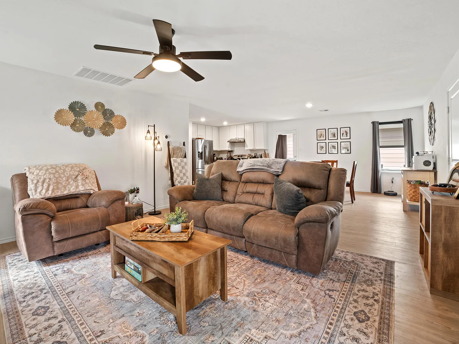 3 bed, 1440 sqft, $1,550 — Photo 3