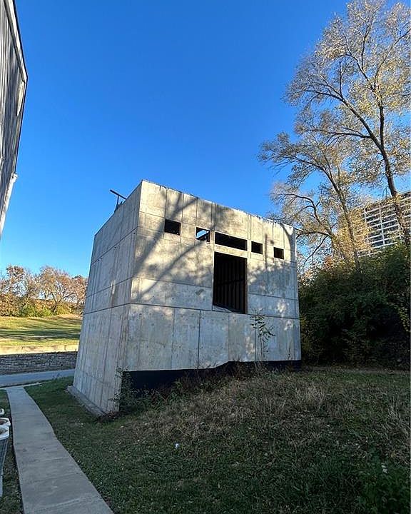 2nd image of 2922 Summit St