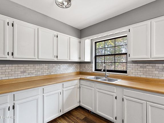 4th image of 426 River Bend Dr