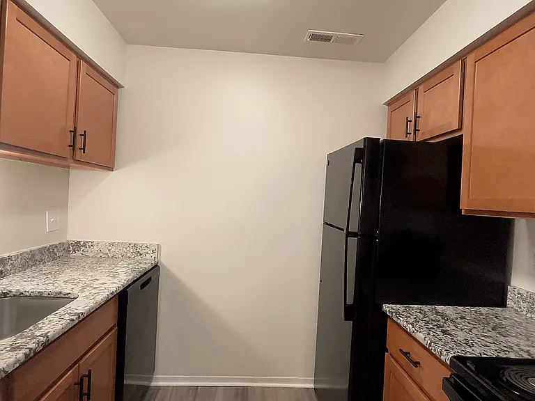 Lakeside Village Apartments — Photo 76