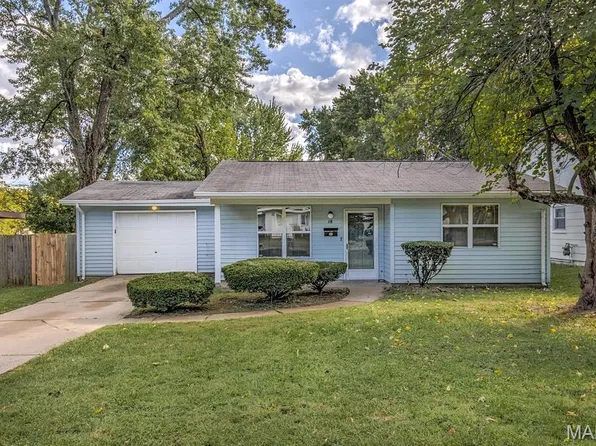 18 Redwood Dr, Florissant, MO 63031