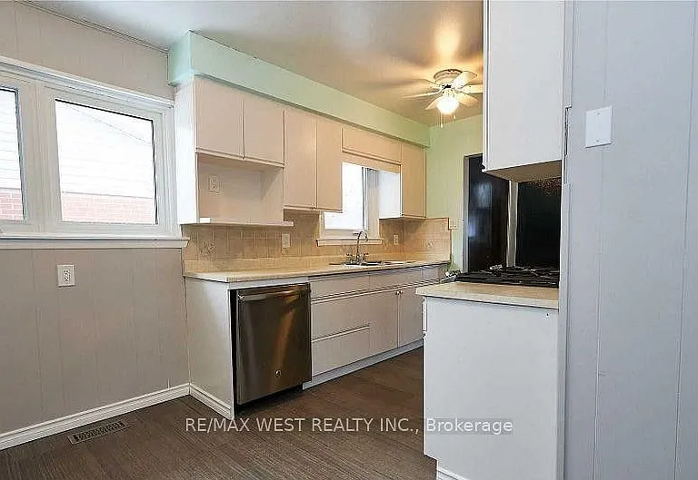 323 Centre St — Photo 7
