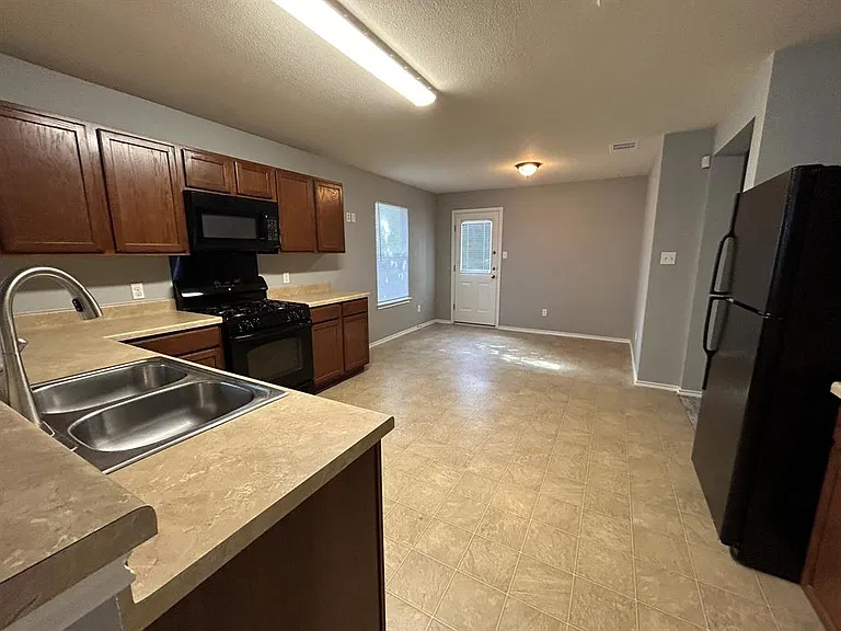 130 Quarter Ave — Photo 4