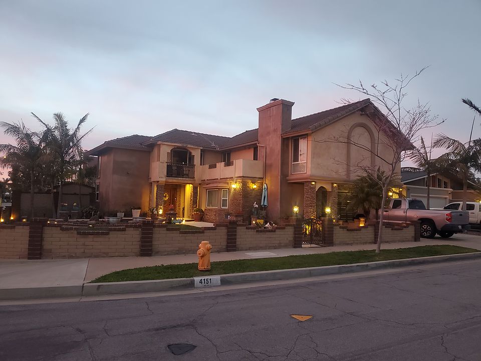 Front of house with room in large portion above garage