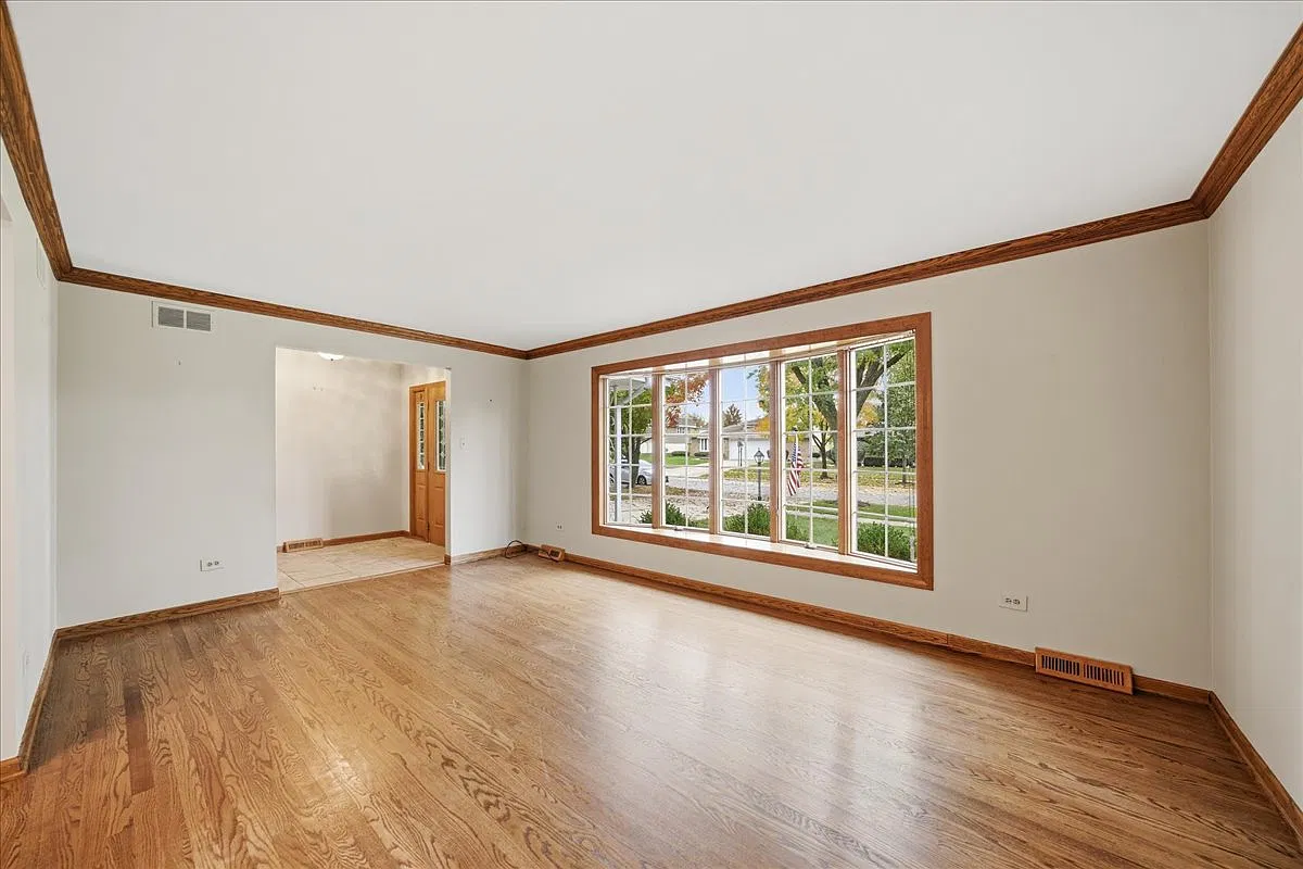 4 bed, 2.5 bath, 2337 sqft, $4,000 — Photo 3