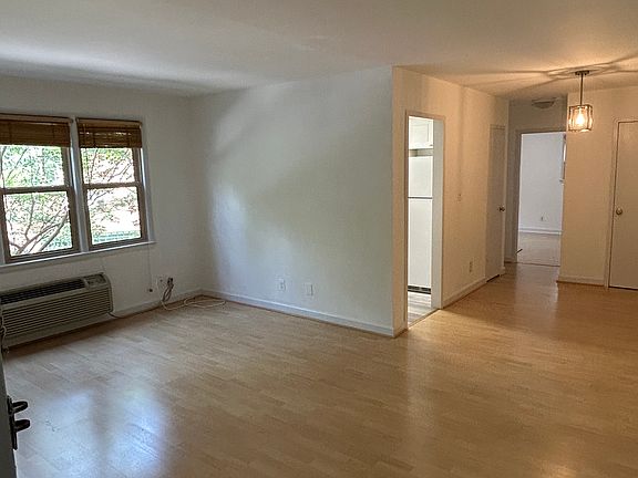 4th image of 2036 N Woodrow St