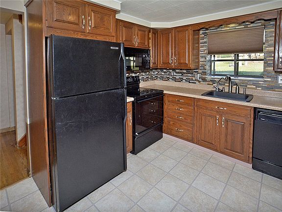 3rd image of 2070 Thomas Dr