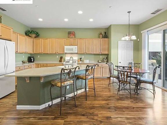 4th image of 2985 Atherton Pl