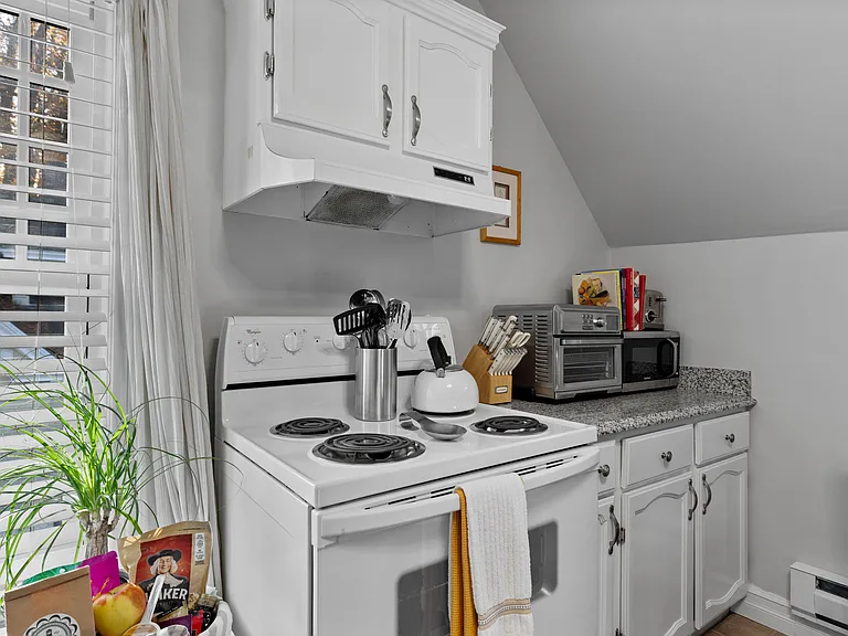 _ Kitchen
_ No dishwasher
