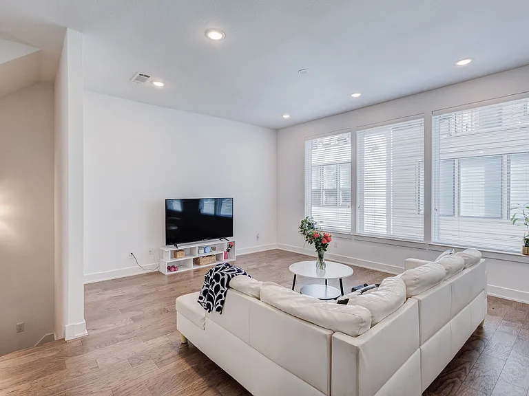114 E Chester Ct — Photo 11
