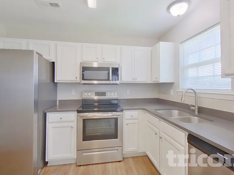 1221 Grace Ct — Photo 5