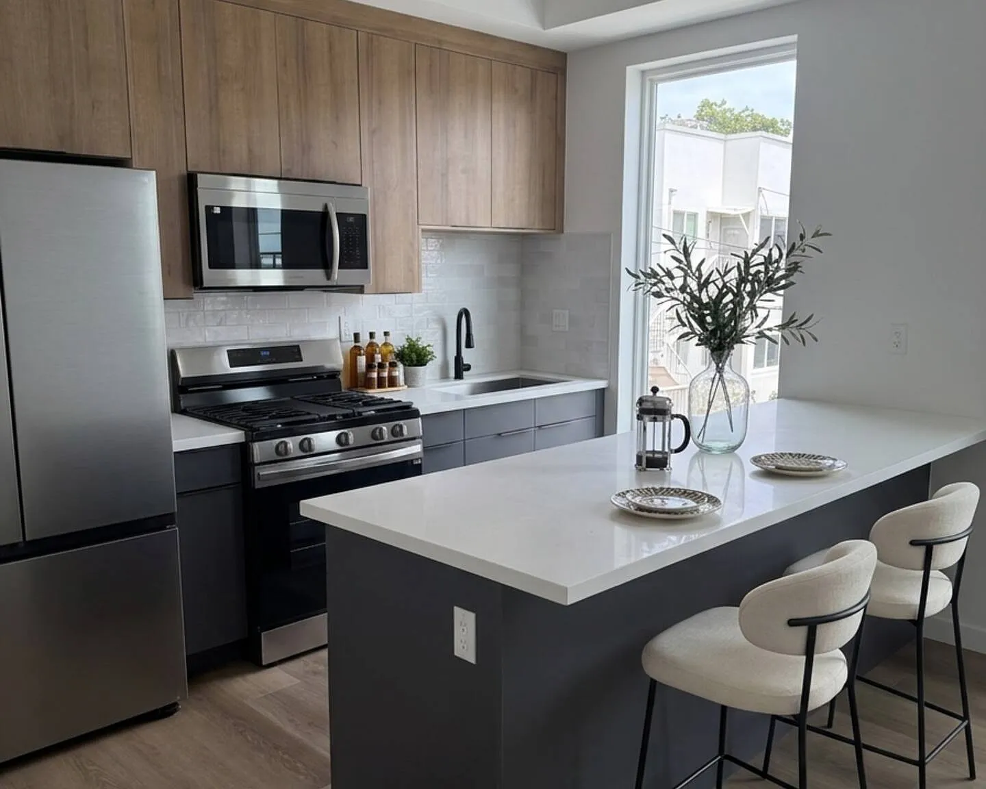 4 bed, $1,800 — Photo 1