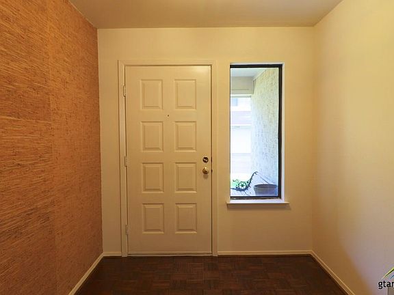 5th image of 2305 Villa Dr