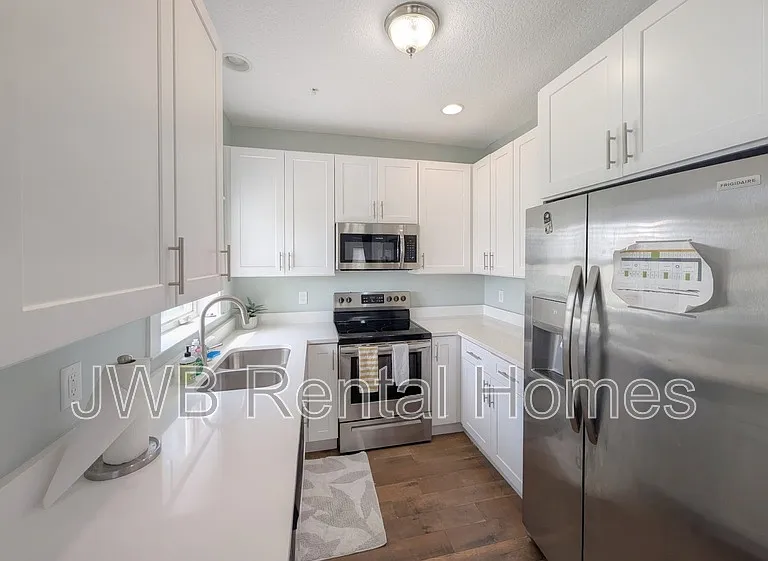 361 Ahern St — Photo 4