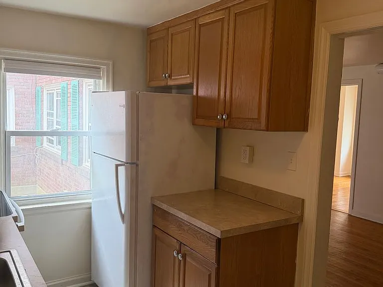 2228 W Allen St — Photo 8