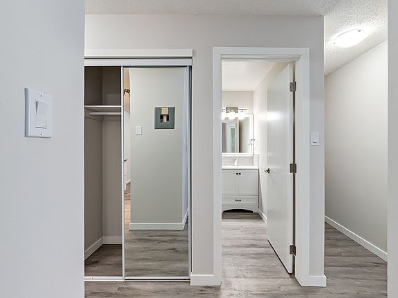 5th image of 2291 Southview Dr SE #305