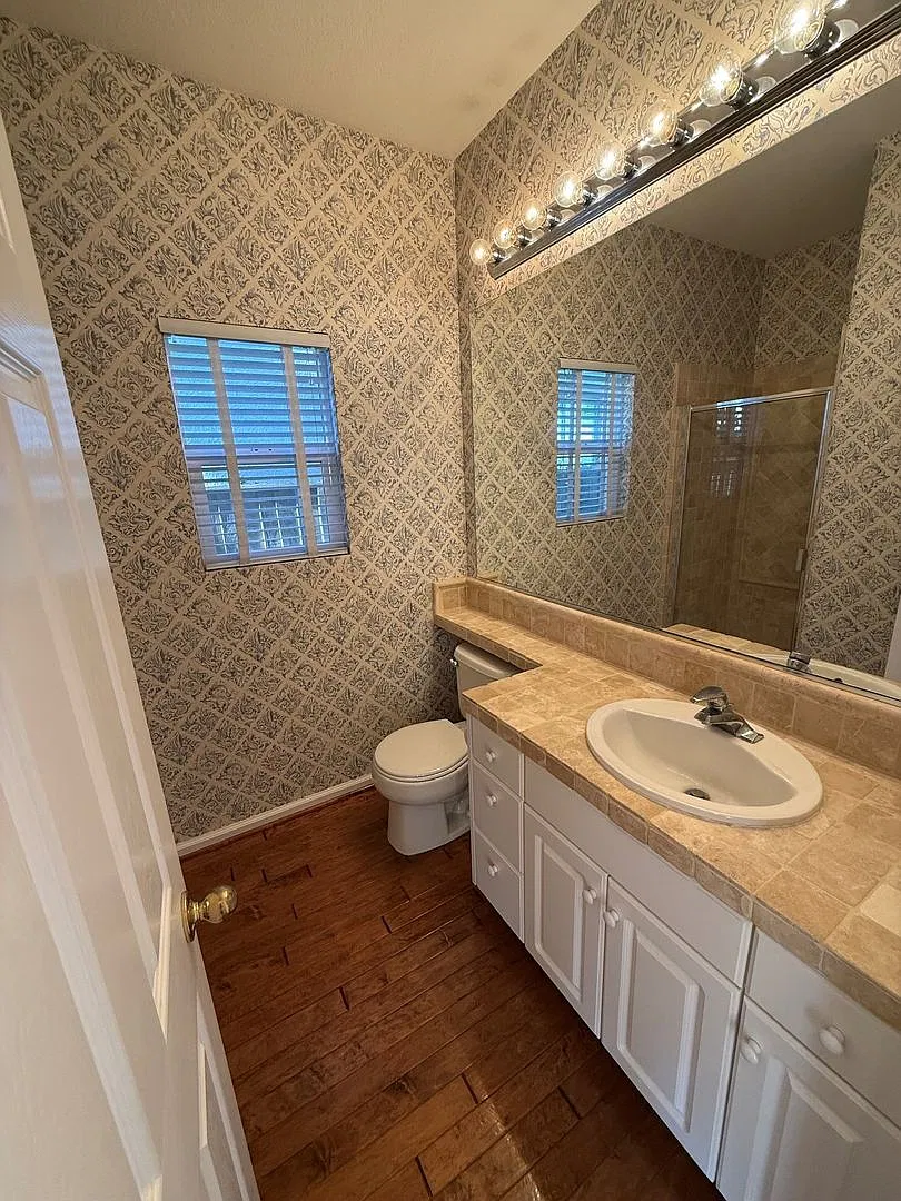 Beautiful and Spacious 4 Bedroom 2.5 Bath Home. Ideal Location!! — Photo 4