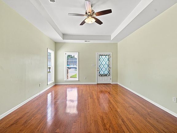 4th image of 215 Hunt St