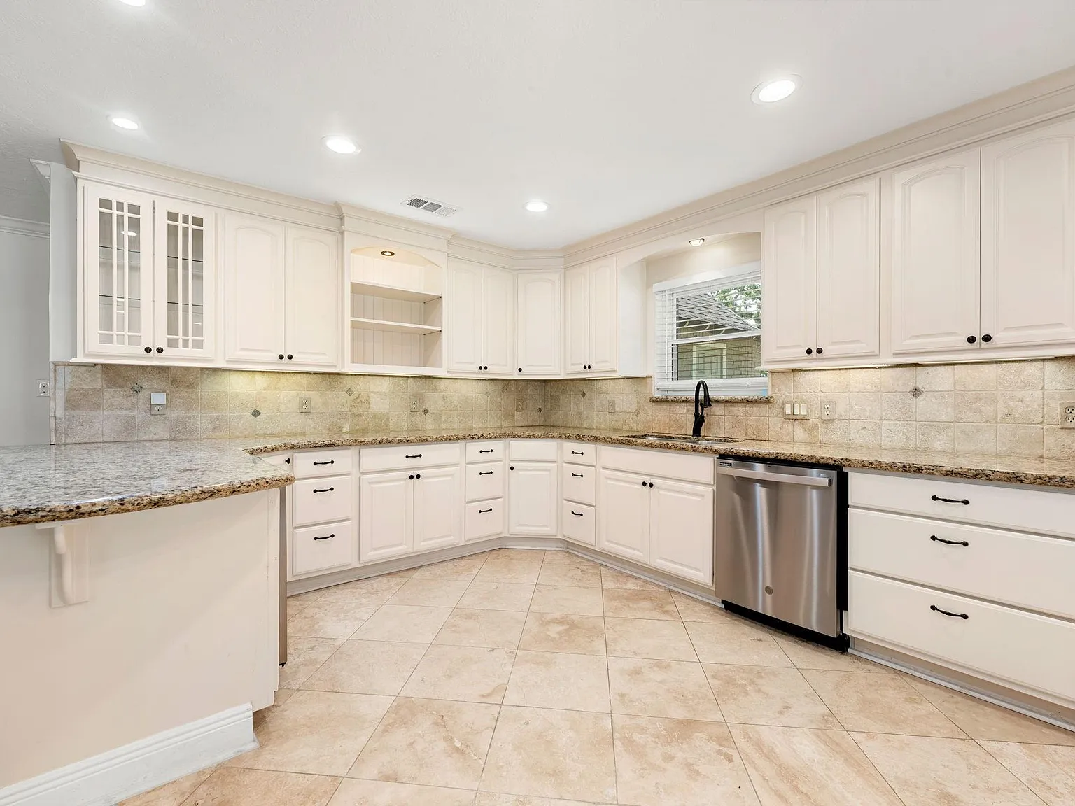 4 bed, 2.5 bath, 3293 sqft, $2,900 — Photo 4