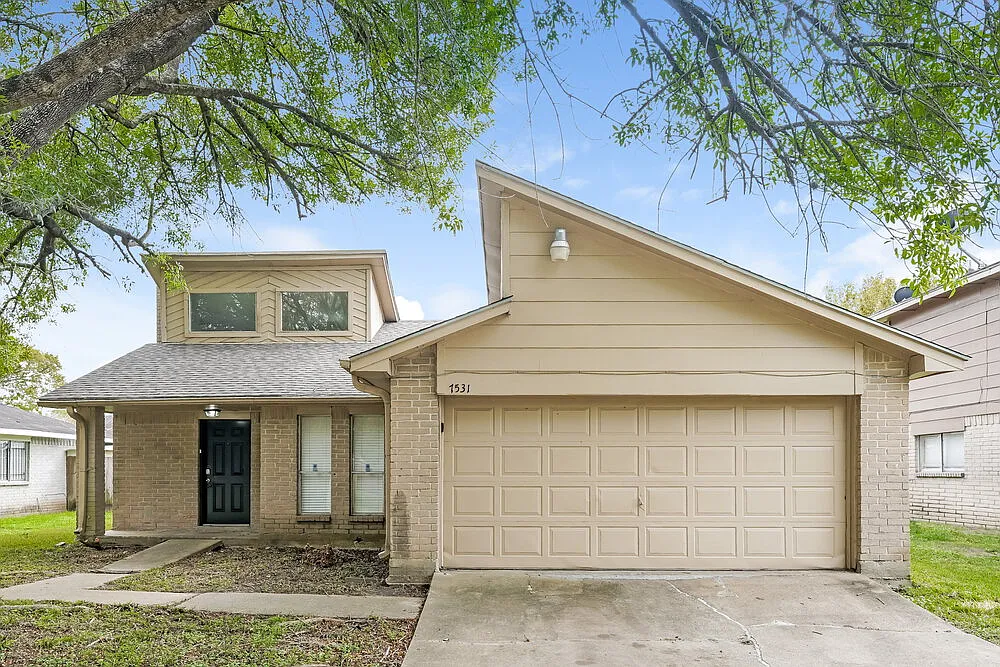 3 bed, 2.0 bath, 1238 sqft, $1,705 — Photo 1