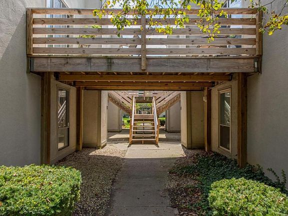 4th image of 1055 Merrimar Cir N #1055