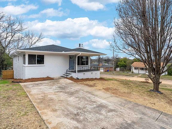 3rd image of 928 Center Pl SW