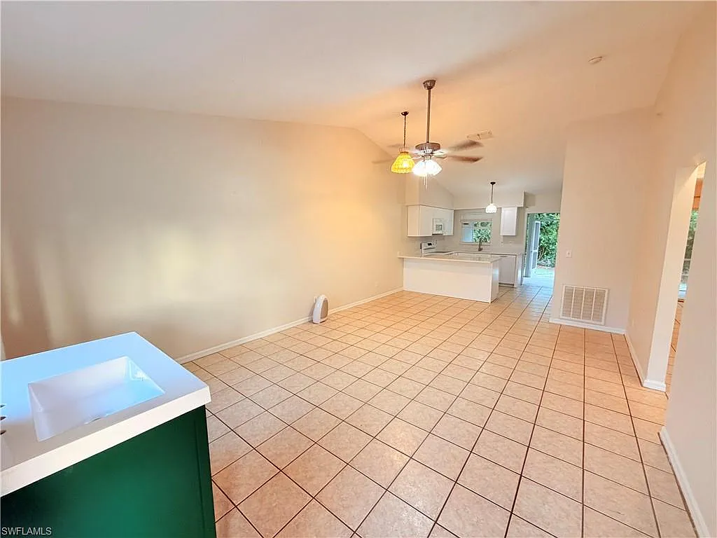 2 bed, 1.0 bath, 896 sqft, $1,700 — Photo 2