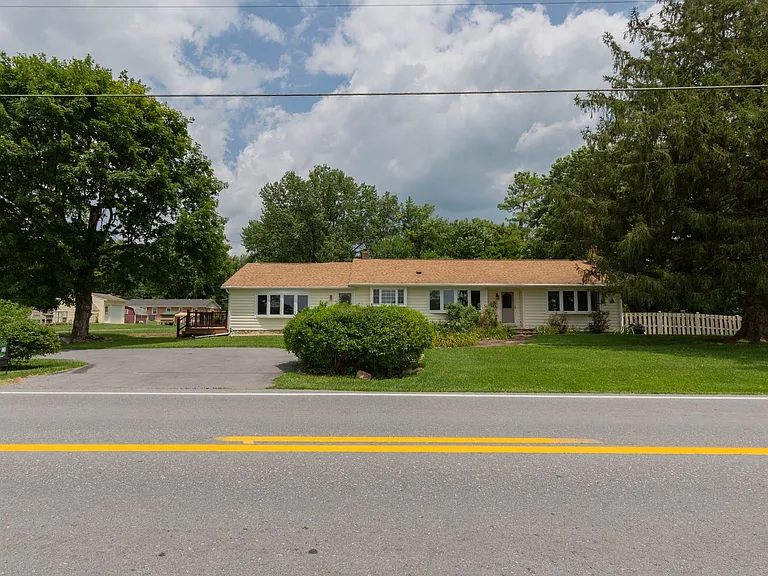 3093 Old Leetown Pike — Photo 1