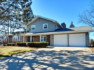334 Blackhawk Dr, Schaumburg, IL