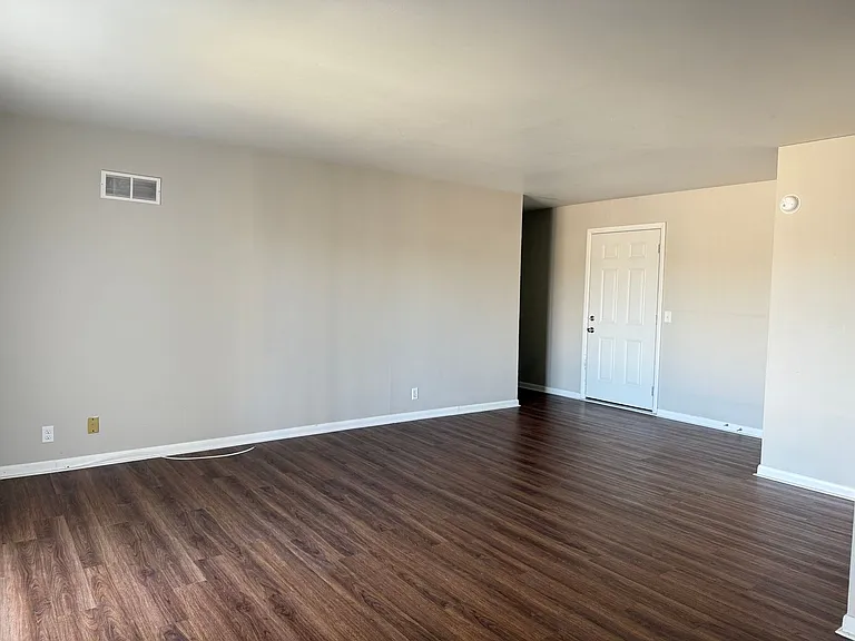 Executive House Apartments — Photo 61