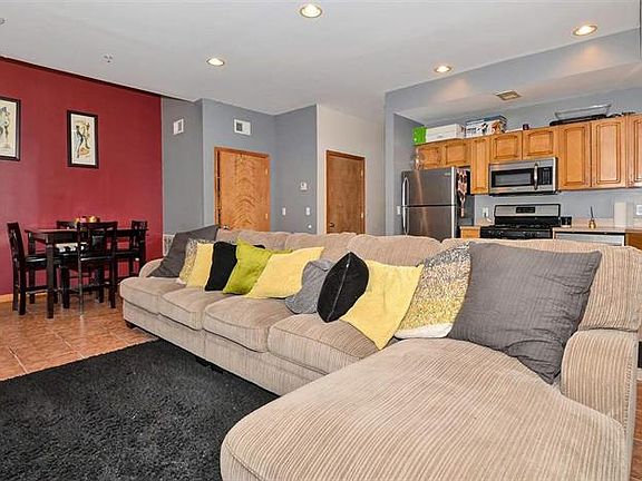 2nd image of 910 Summit Ave #102