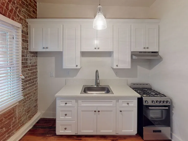 KMR - Kenmore Apts. — Photo 7