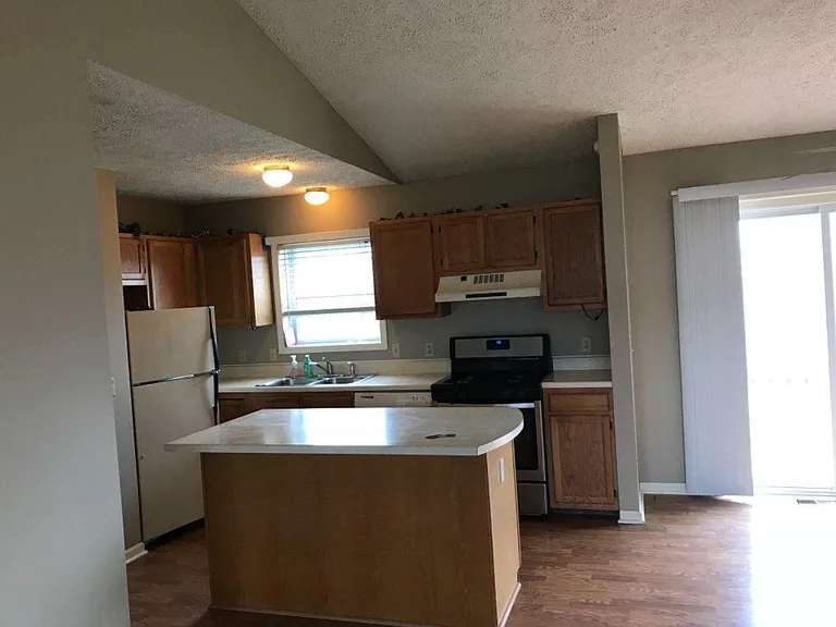 Bay Heights Cir — Photo 11