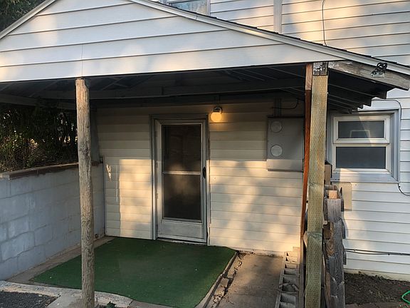 2nd image of 383 NW Irving St