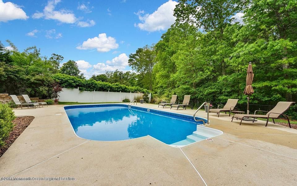 2nd image of 140 Newington Ln