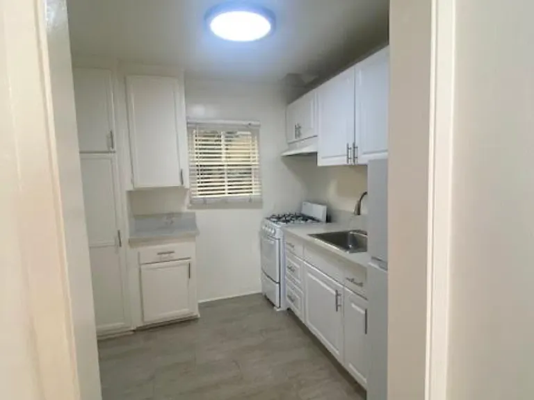 Cherokee Apartments — Photo 24